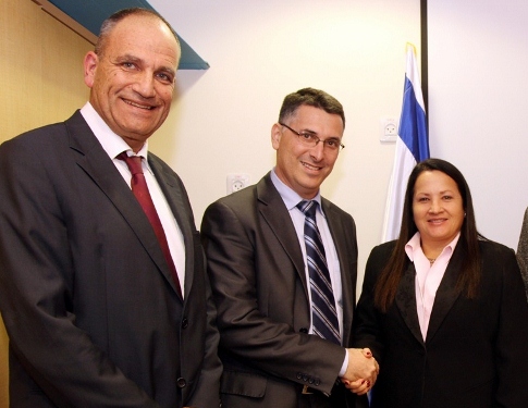 שמעון דיק נשיא מוטורולה סולושנס ישראל, השר גדעון סער ומישל קרלין אגילר  (צילום:ששון טירם)